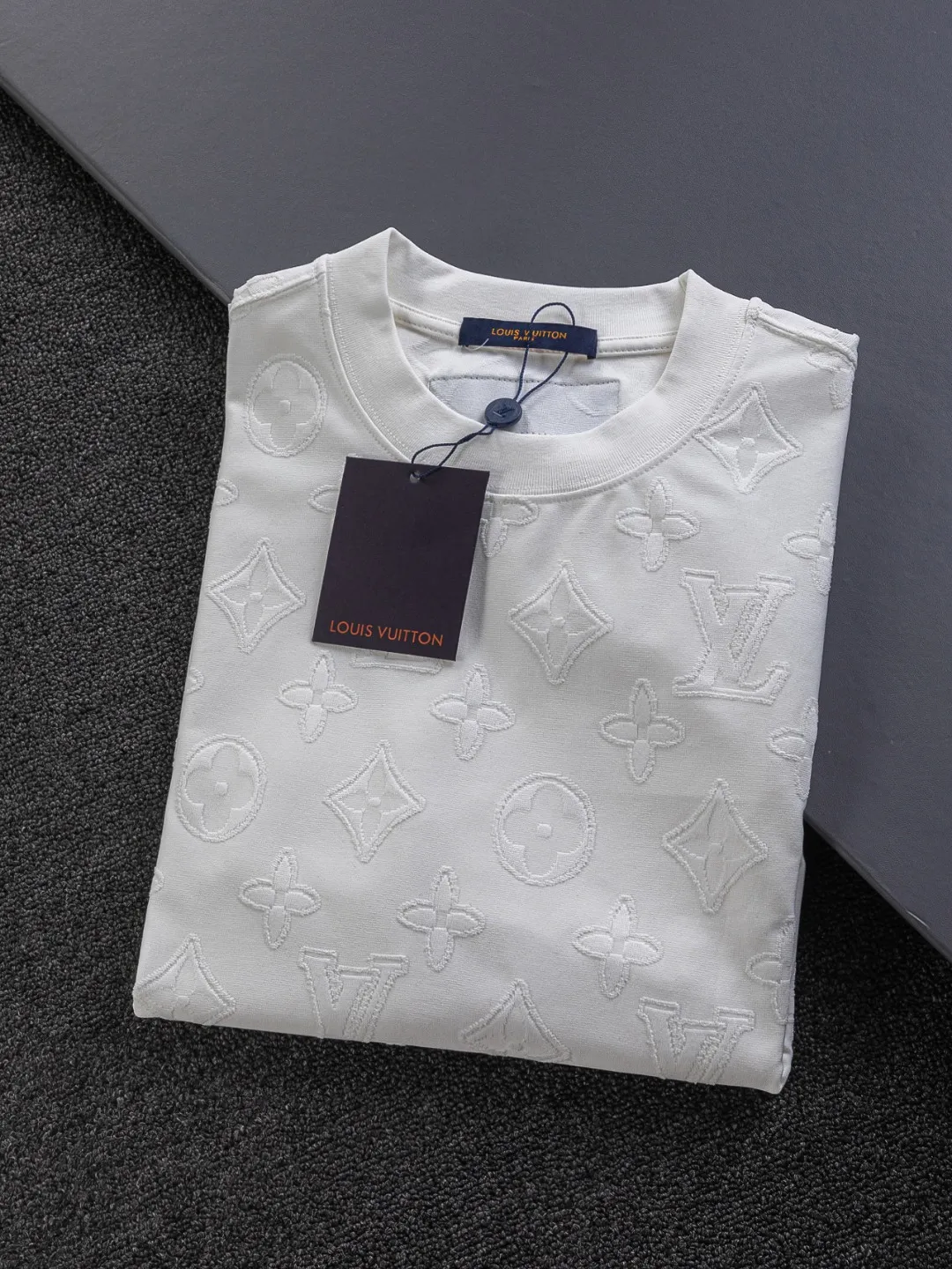 🅿️210 Louis Vuitton Louis Vuitton 1V Lujia slightly wide version S-XL LV25SS new product counter is available at the same time, clover presbyopia letters all over the jacquard large logo letters 🪡 embroidered round neck short-sleeved T-shirt, the same style for men and women! Synchronized with the official website, pure cotton fabrics at the counter! It is close to the skin and comfortable, durable and easy to wear. It has a classic and simple logo design and meticulous original craftsmanship. Short-sleeves, a must-have item for men, are not the same as the general public, but must be unique and eye-catching. This LV short-sleeve is all about quality, comfort, the same shape and fashion as always, including the fabric and cutting process. All efforts have been made! 320 grams of washed pure cotton fabric, pure cotton is breathable, very refreshing and comfortable for daily wear. The rib knitting on the neckline is smooth and tight, and the neckline will not be skewed if you toss it at will. The loose version, you will find that it looks really good on the upper body. The overall is minimalist and neat, super versatile for daily use! Pair it casually with a pair of pants for a youthful look. A T-shirt will make your outfit crazy. It is a fashionable item that can never go wrong! Black, white, size: S-XL Size chart: S: Shoulder width 50-Bust 54-Length 70 M: Shoulder width 52-Bust 56.5-Length 72 L: Shoulder width 54-Bust 59-Length 74 XL: Shoulder width 56-Bust 61.5-Length 76